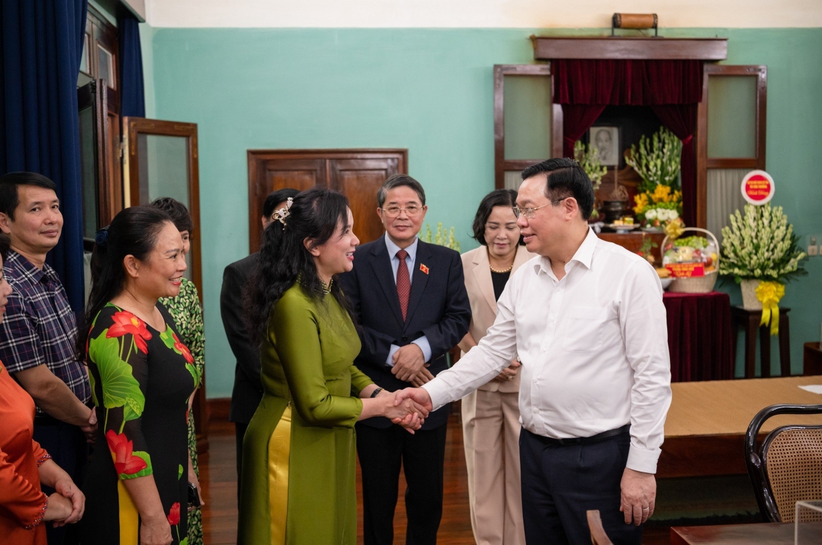 Chủ tịch Quốc hội Vương Đình Huệ thăm hỏi cán bộ Khu Di tích Chủ tịch Hồ Chí Minh