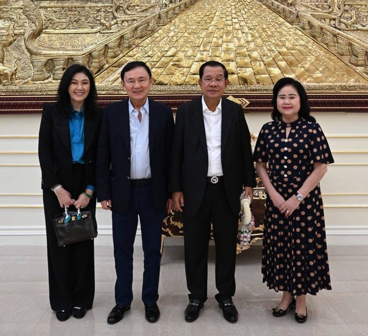 Cựu Thủ tướng Thaksin Shinawatra và Yingluck Shinawatra chụp ảnh cùng Thủ tướng Campuchia Hun Sen và phu nhân. Ảnh: Fresh News.