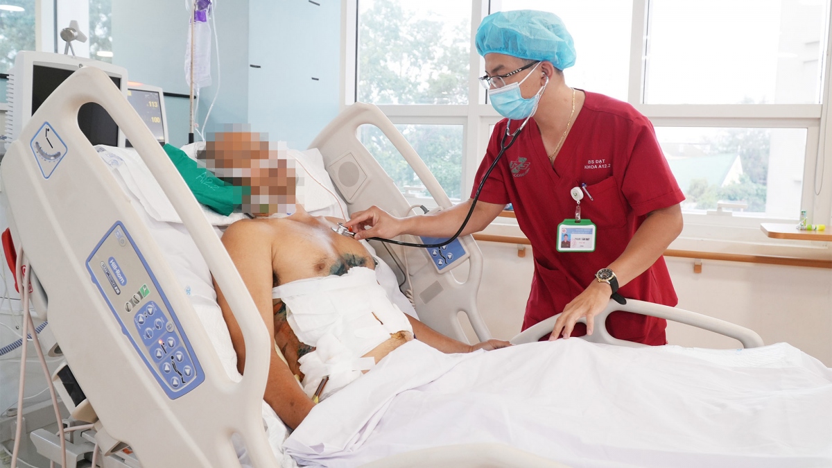 Thiếu tá, Thạc sĩ, BSCKI, Phạm Tấn Đạt - khoa Hồi sức ngoại đang thăm khám cho bệnh nhân hậu phẫu. (Ảnh: BVCC)