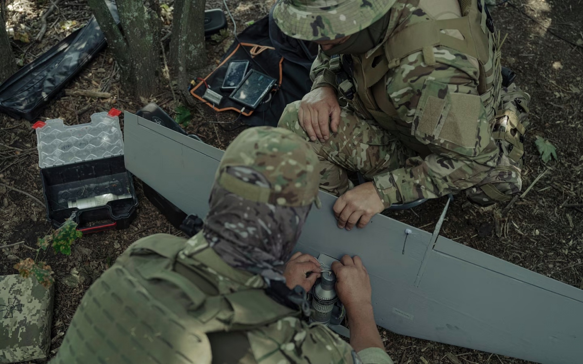 Gắn thuốc nổ lên một UAV cảm tử.