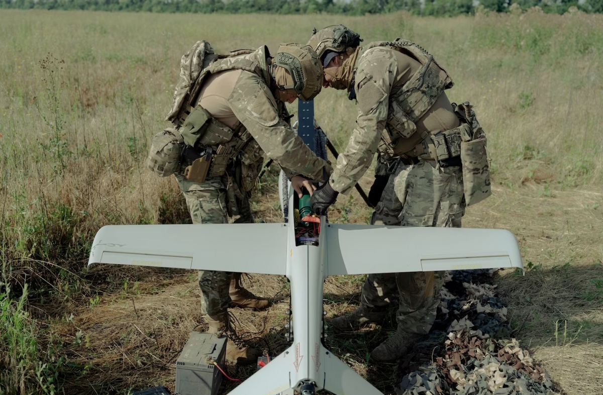 Hai lính đặc nhiệm SBU chuẩn bị phóng một UAV.