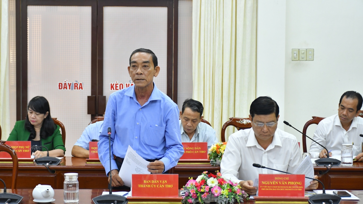 Đại diện Ban Dân vận Thành ủy Cần Thơ báo cáo tại buổi làm việc
