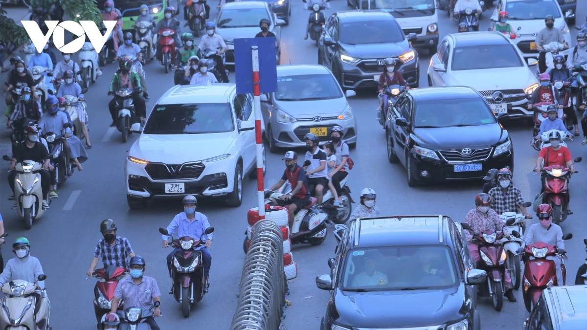 Tình trạng các xe đi lại tự do, xung đột, lẫn lộn các làn đường vẫn xảy ra bất cứ khung giờ nào, đặc biệt là vào thời gian đầu giờ sáng và giờ tan tầm cuối ngày.