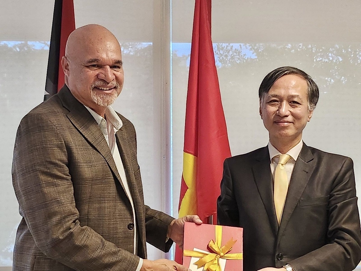 Đại sứ Nguyễn Tất Thành tặng quà Quyền Thủ tướng Papua New Guinea John Rosso. (Nguồn: ĐSQ VN tại Australia)