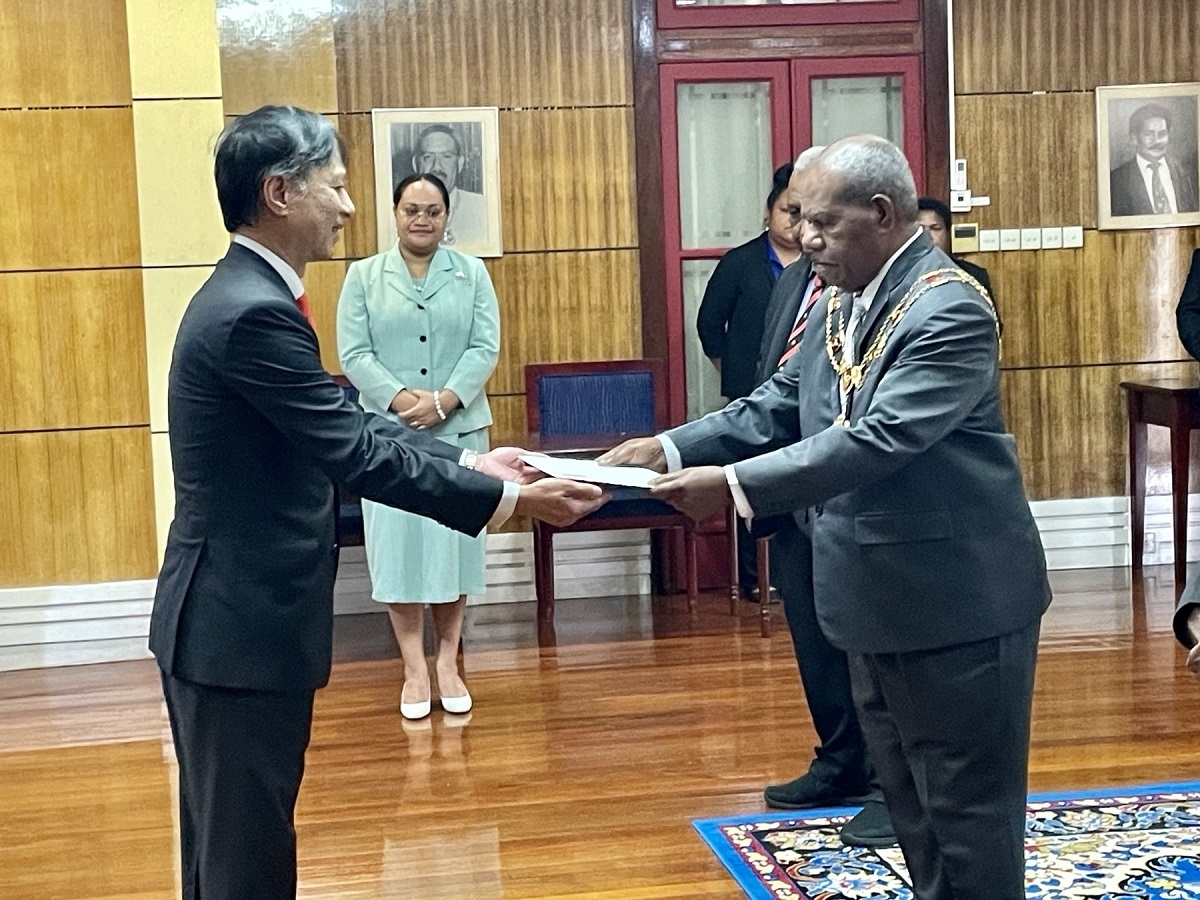 Đại sứ Nguyễn Tất Thành trình Quốc thư lên Toàn quyền Papua New Guinea. (Nguồn: ĐSQ VN tại Australia)
