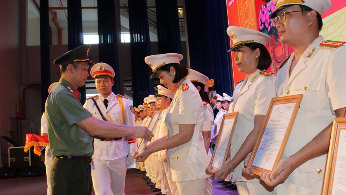 Đại tá Tạ Văn Đẹp, Giám đốc Công an tỉnh Bình Dương trao quyết định cho cán bộ lãnh đạo các phòng nghiệp vụ công an tỉnh (ảnh: CA)