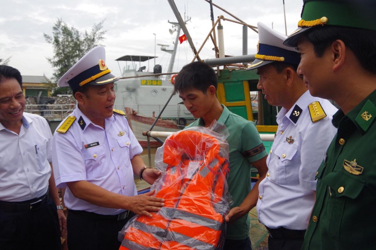 Đại tá Trần Xuân Văn (thứ 2 từ trái sang) Chính ủy Vùng 1 Hải quân tặng áo phao cho ngư dân