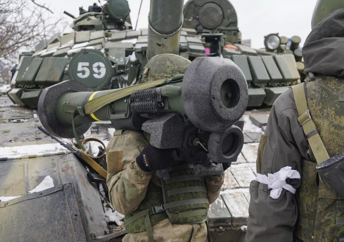 Dân quân Cộng hòa nhân dân Donetsk (DPR) mang tên lửa chống tăng Javelin thu được ở Mariupol. Ảnh: Sputnik