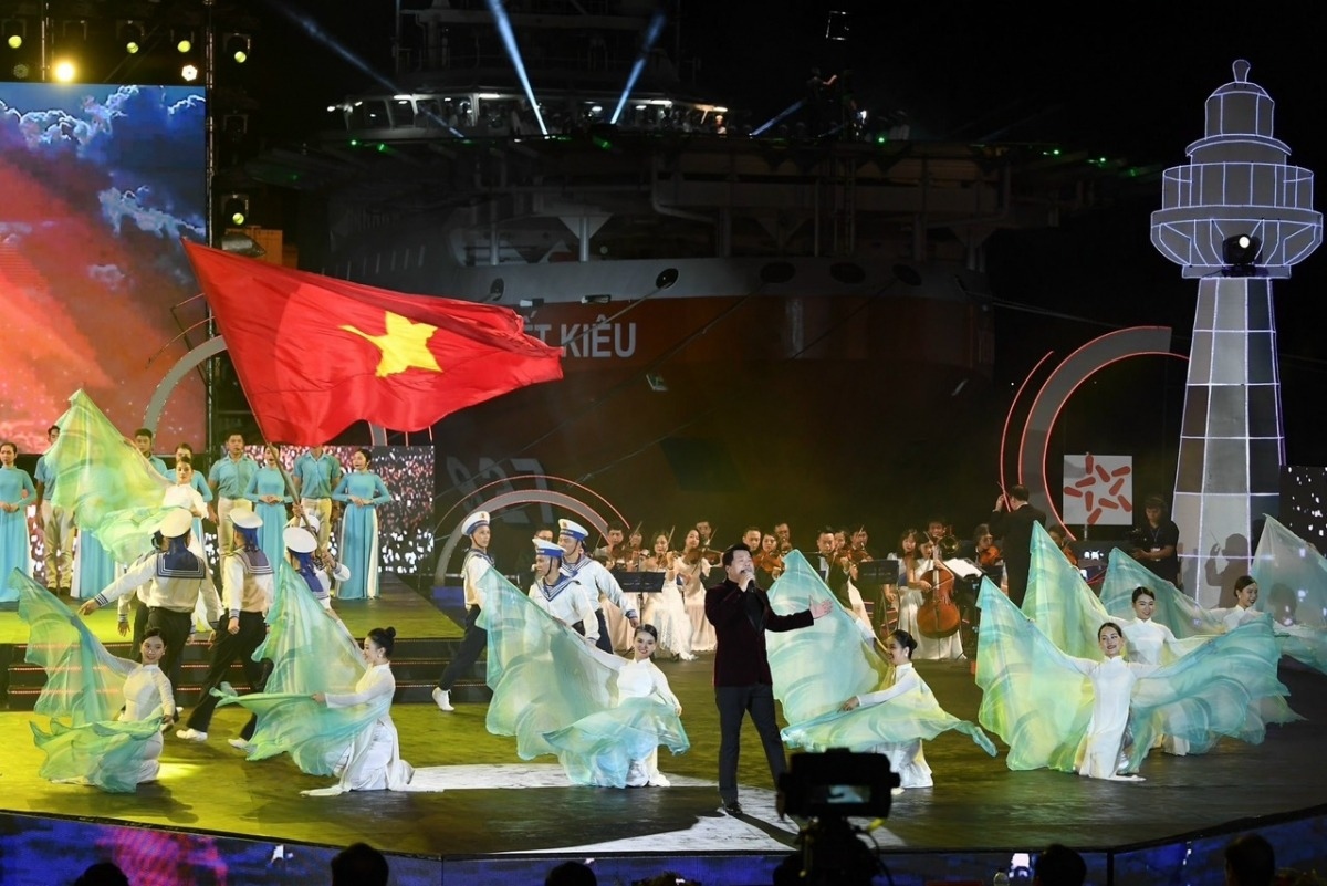 NSƯT Đăng Dương biểu diễn tại chương trình chính luận nghệ thuật "Mạnh giàu từ biển quê hương" do VOV tổ chức.