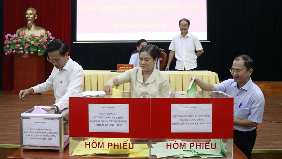 Các đại biểu bỏ phiếu