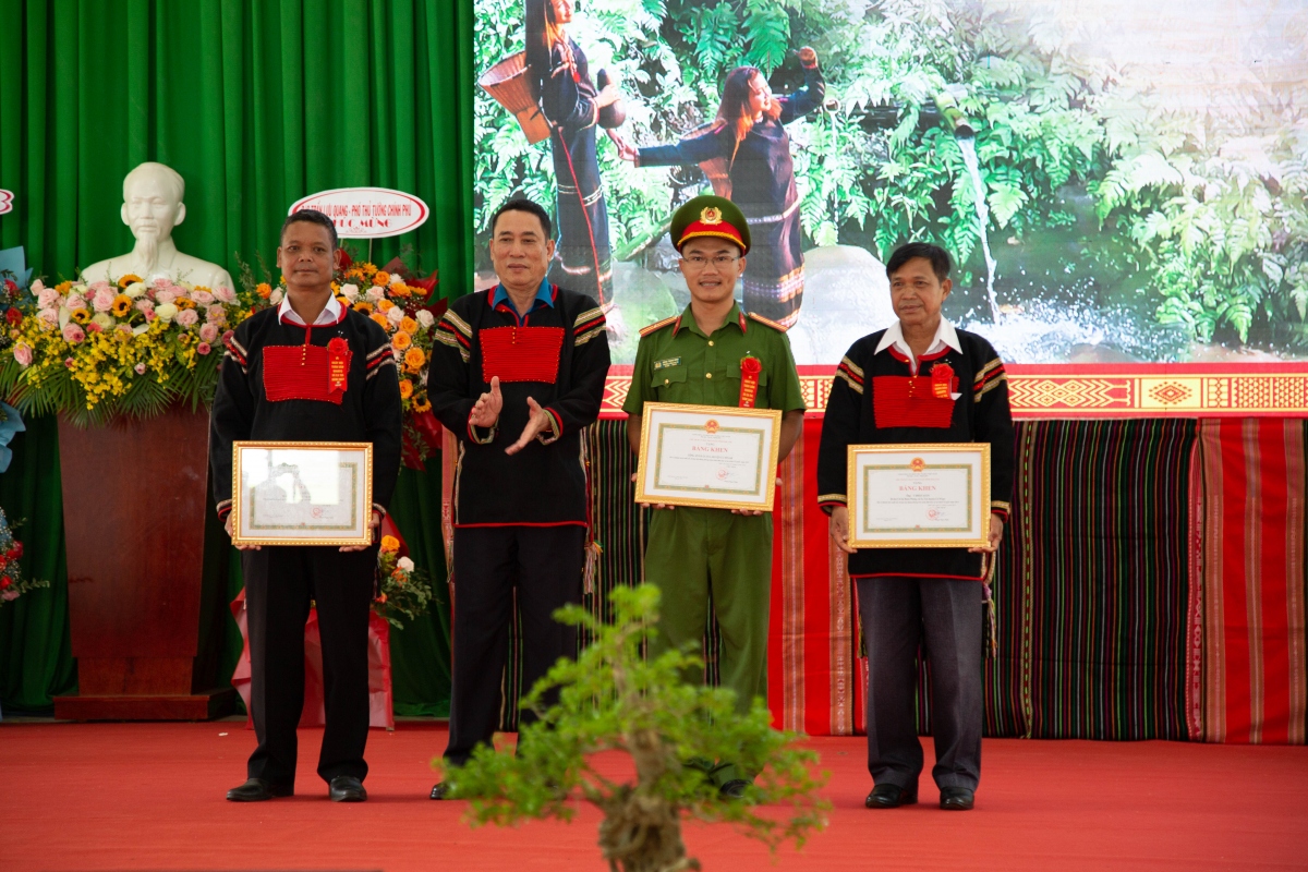 Đảng viên, già làng Y Đhé Ayun (đứng ngoài cùng bên phải) được đại diện lãnh đạo UBND tỉnh Đắk Lắk trao bằng khen vì có thành tích xuất sắc trong phong trào Toàn dân bảo vệ an ninh tổ quốc năm 2023. 