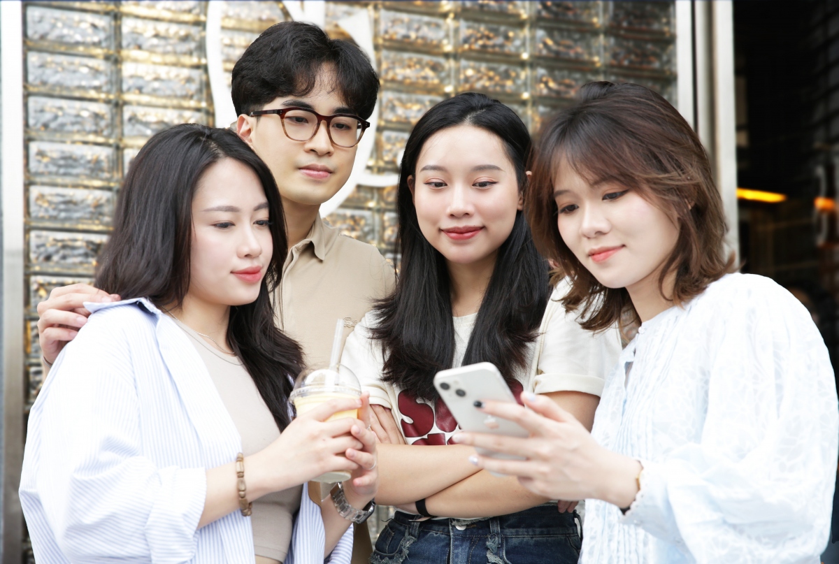 Người dùng trẻ hào hứng đặt vé vui chơi trên ứng dụng ngân hàng và ví VNPAY. (Ảnh: VNPAY)