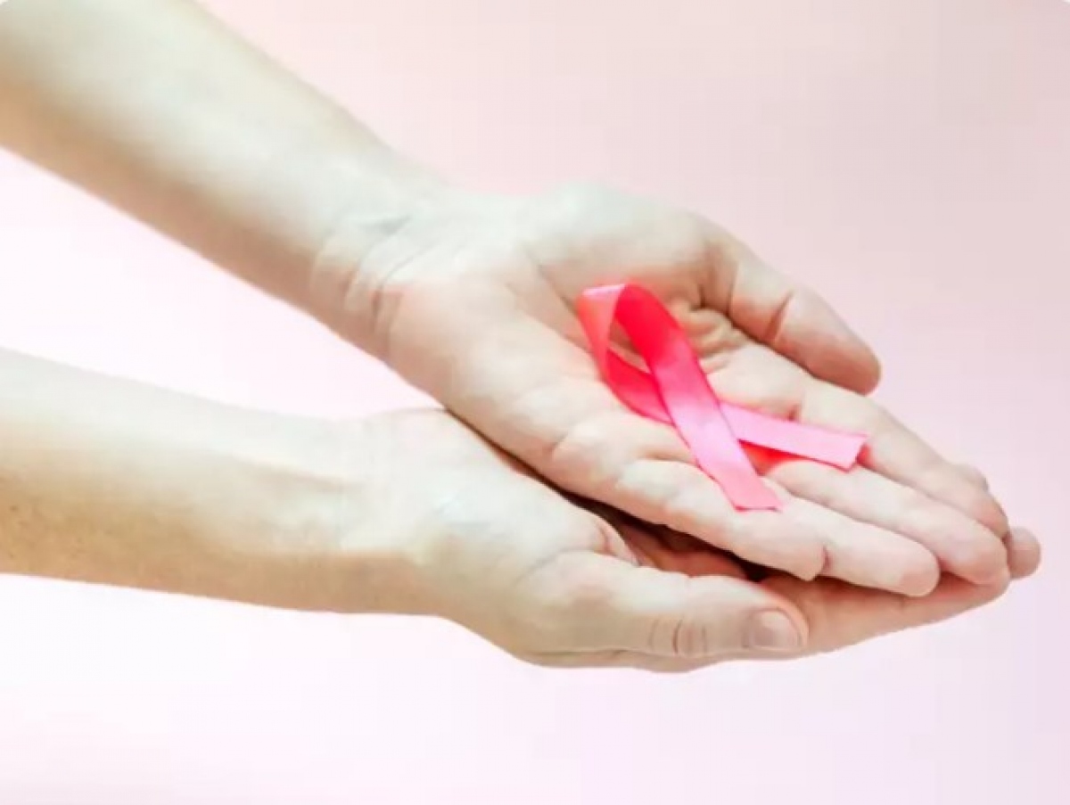 Đổ mồ hôi đêm: Đổ mồ hôi đêm không rõ nguyên nhân cũng là một trong những dấu hiệu của ung thư vú. Điều này xảy ra do nỗ lực của cơ thể để chống lại căn bệnh này. Sự thay đổi nồng độ hormone có thể là nguyên nhân đổ mồ hôi đêm. Cơ thể bạn có thể đổ mồ hôi rất nhiều khi bệnh ung thư gây sốt như một cách để cố gắng giữ mát.
