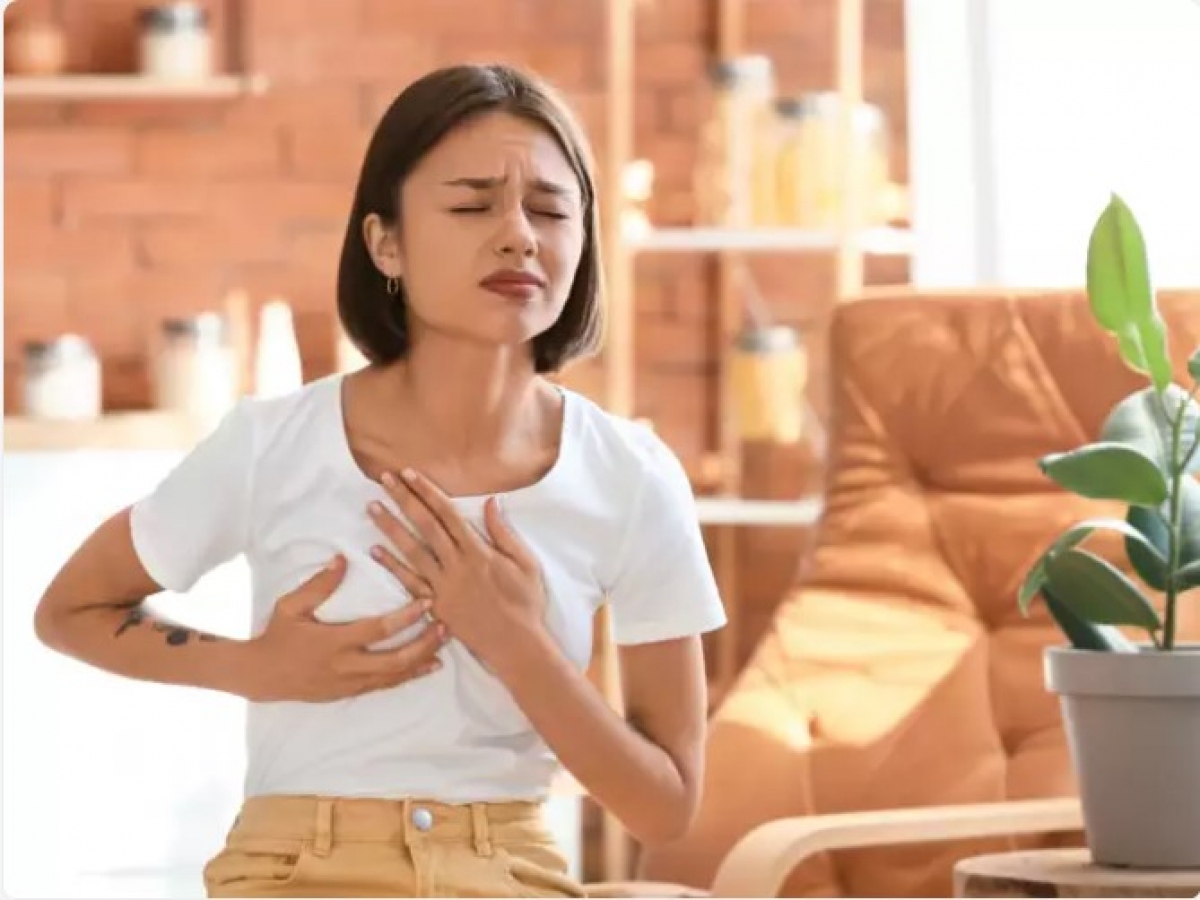 Mệt mỏi và suy nhược liên tục: Ngay cả sau khi đã nghỉ ngơi đầy đủ, bệnh nhân vẫn luôn có cảm giác yếu ớt và kiệt sức là dấu hiệu của bệnh ung thư vú di căn. Do đó, bạn cần phân biệt giữa tình trạng mệt mỏi thường xuyên và kiệt sức dai dẳng không biến mất khi nghỉ ngơi đầy đủ.