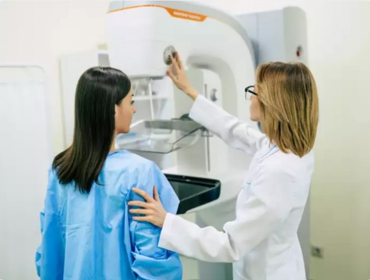 Ngoài các biện pháp phòng ngừa, phụ nữ phải nhận thức và cẩn thận với bất kỳ thay đổi nào về kích thước, màu sắc, dịch tiết hoặc hình dáng của vú. Cần khuyến khích sàng lọc thường xuyên theo hướng dẫn và chẩn đoán sớm để đảm bảo cuộc sống không bị ung thư vú ở phụ nữ.