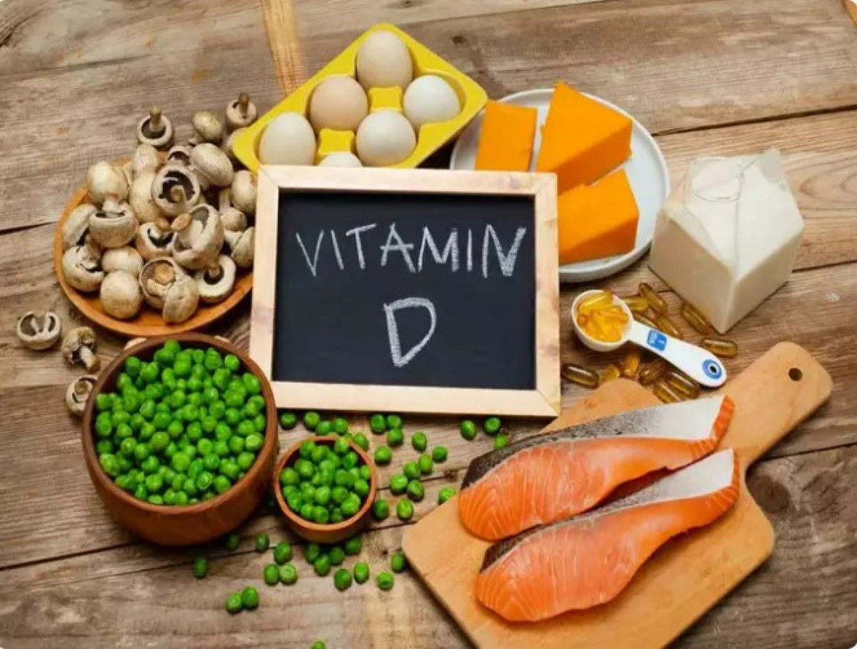 Sinh tố D: Vitamin D rất cần thiết trong việc tăng cường chức năng miễn dịch. Nó hỗ trợ kích hoạt các tế bào miễn dịch và giúp điều chỉnh các cơ chế bảo vệ của cơ thể. Tiếp xúc với ánh sáng mặt trời và các nguồn thực phẩm như cá béo và thực phẩm tăng cường góp phần duy trì mức vitamin D đầy đủ. Bạn cũng có thể dùng thực phẩm bổ sung, nhưng hãy đảm bảo rằng đã hỏi ý kiến bác sĩ trước.