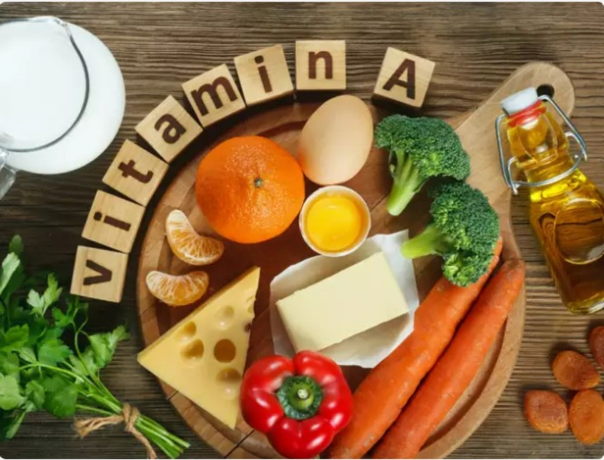 Sinh tố A: Vitamin A rất quan trọng để duy trì sức khỏe của bề mặt niêm mạc, đóng vai trò là rào cản chống nhiễm trùng. Nó hỗ trợ sản xuất các tế bào miễn dịch và giúp duy trì sự toàn vẹn của đường hô hấp của bạn. Các loại thực phẩm như cà rốt, khoai lang và rau bina là nguồn cung cấp vitamin A dồi dào.