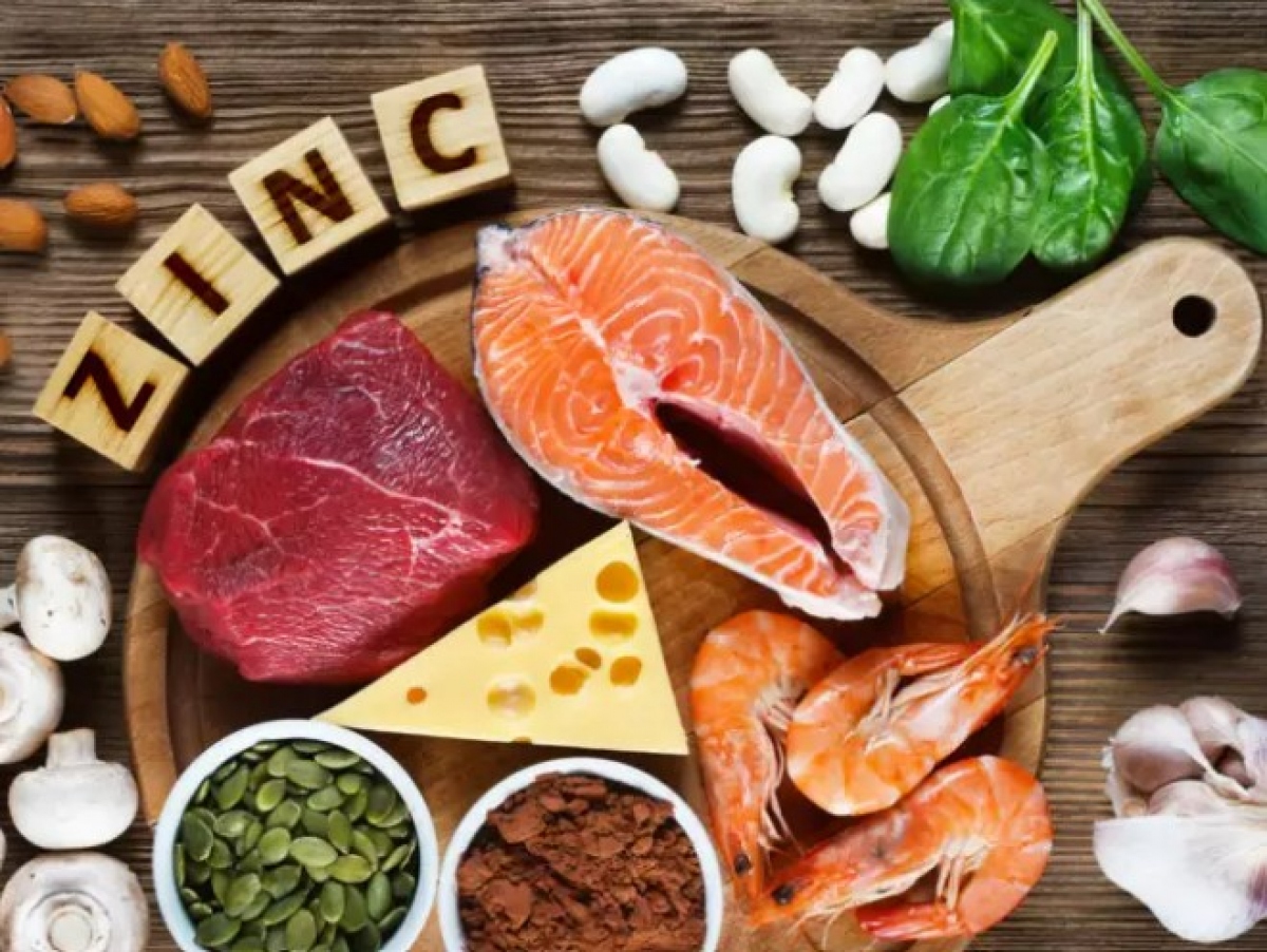 Kẽm: Kẽm là một khoáng chất hỗ trợ sản xuất và hoạt động của các tế bào miễn dịch. Nó tham gia vào các quá trình miễn dịch khác nhau, bao gồm chữa lành vết thương và kiểm soát viêm nhiễm. Các loại thực phẩm như quả hạch, hạt, ngũ cốc nguyên hạt và thịt nạc cung cấp kẽm dồi dào. Vì thế bạn hãy ăn hạt ngâm vào buổi sáng, biến nó thành một thói quen lành mạnh nhằm đáp ứng nhu cầu dinh dưỡng.