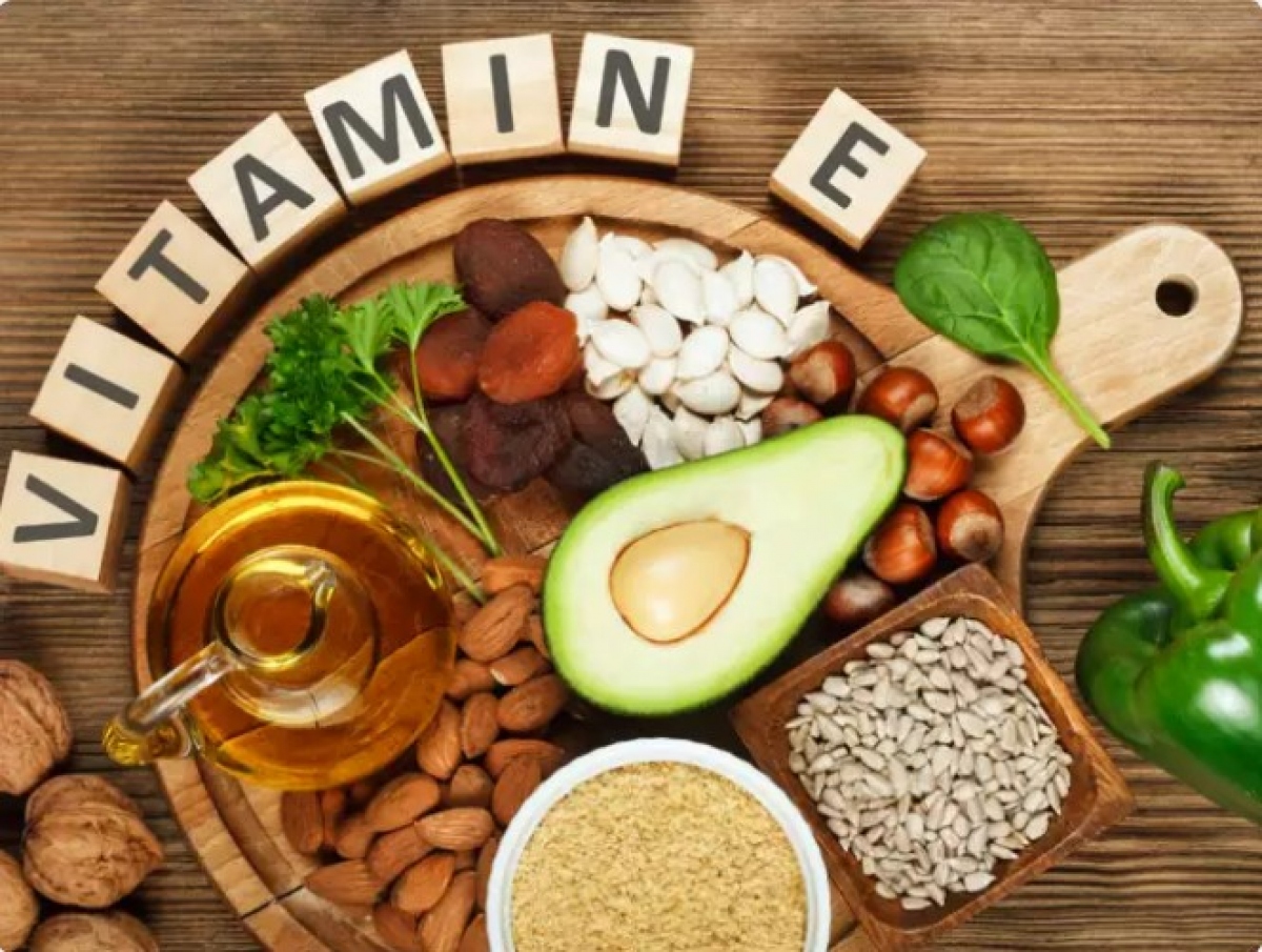 Sinh tố E: Vitamin E hoạt động như một chất chống oxy hóa, bảo vệ các tế bào miễn dịch khỏi bị hư hại do các gốc tự do gây ra. Nó tăng cường phản ứng miễn dịch bằng cách hỗ trợ sản xuất một số tế bào miễn dịch. Thực phẩm giàu vitamin E bao gồm các loại hạt và dầu thực vật.