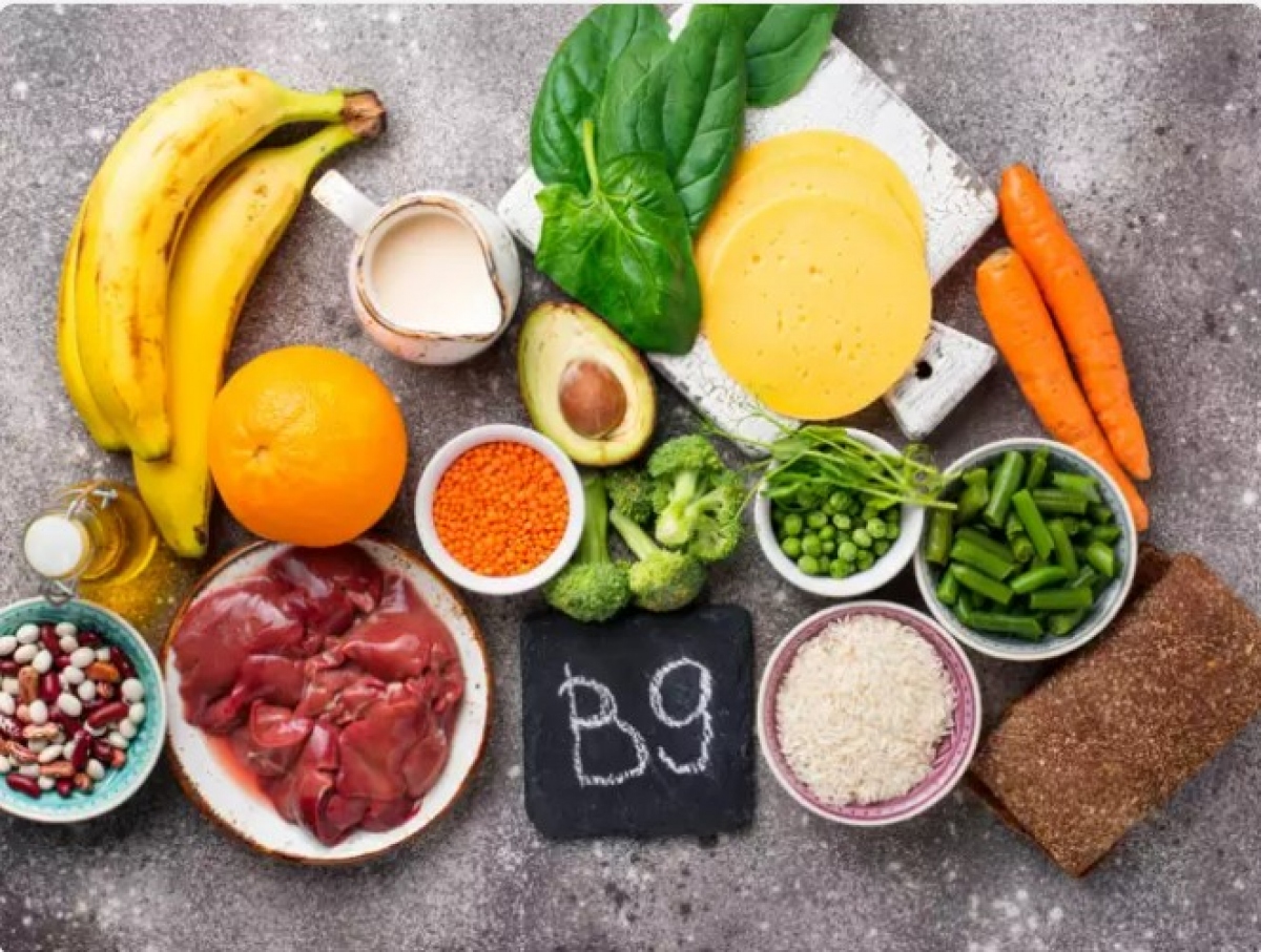 Vitamin B: Vitamin B6, B9 và B12 đóng vai trò liên kết với nhau trong sức khỏe miễn dịch. Chúng góp phần vào việc sản xuất và hoạt động của các tế bào miễn dịch. Sự thiếu hụt các vitamin này sẽ làm suy yếu các phản ứng miễn dịch. Các loại thực phẩm như ngũ cốc tăng cường, các loại đậu, rau lá xanh và thịt nạc cung cấp các vitamin B này. Bạn có thể tiến hành xét nghiệm máu để giúp xác định sự thiếu hụt dinh dưỡng, nếu có.