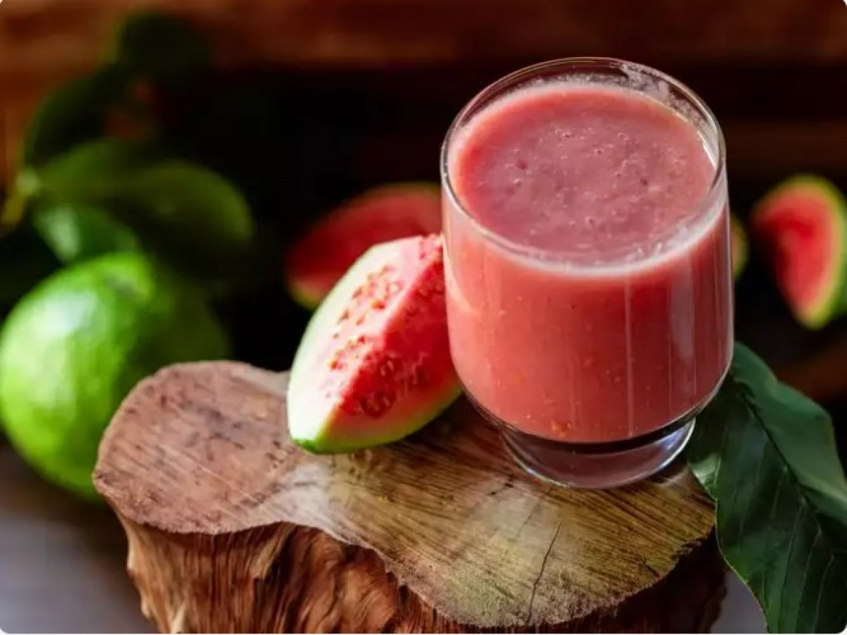 Nước ép ổi tươi: Nước ép ổi rất giàu vitamin C giúp tăng cường khả năng miễn dịch. Chuyên gia khuyên bạn nên dùng nước ép ổi nguyên chất thay vì loại nước đóng gói. Ngoài ra bạn cũng có thể ăn ổi thay vì dùng nước ép.