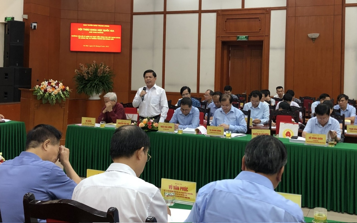 Bí thư Đảng ủy Khối các cơ quan Trung ương Nguyễn Văn Thể phát biểu tại hội thảo.