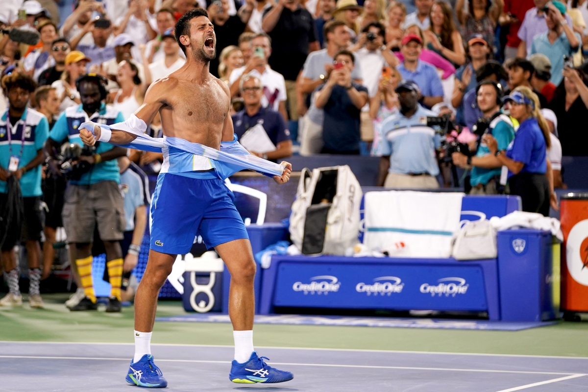 Djokovic xé áo ăn mừng đầy phấn khích sau khi vô địch Cincinnati Masters 2023. (Ảnh: Reuters). 