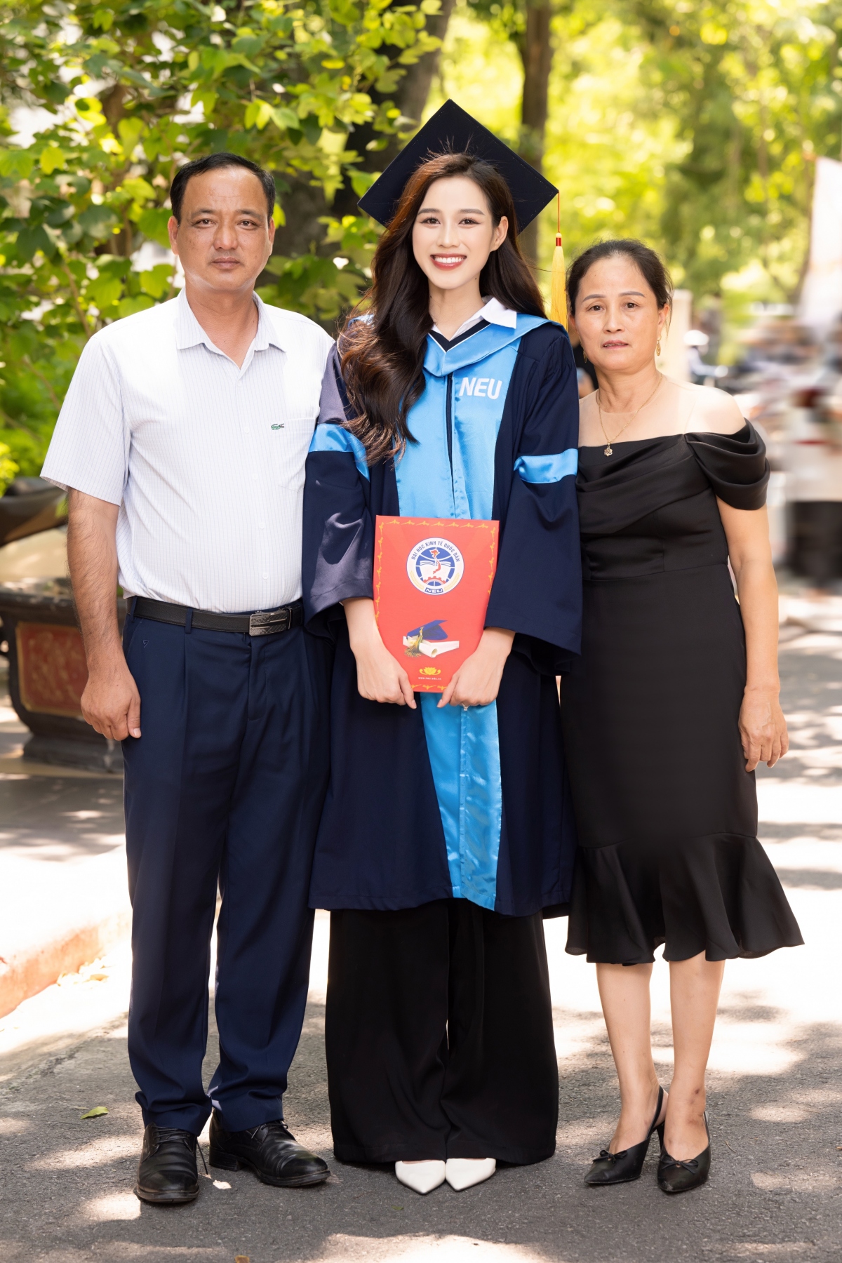 Hoa hậu Đỗ Thị Hà và bố mẹ.