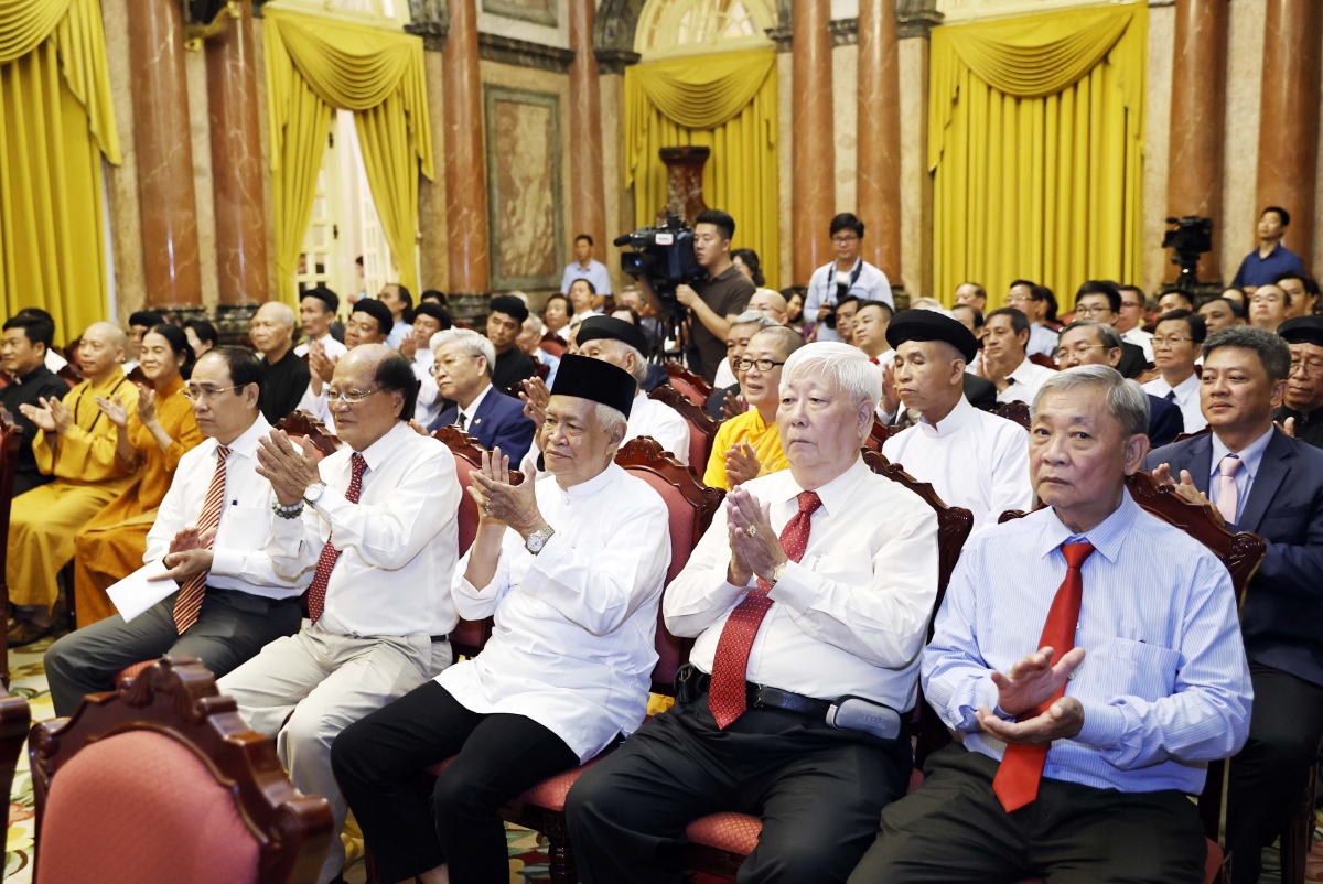 Đoàn đại biểu chức sắc, chức việc các tôn giáo, dân tộc thiểu số, nhân sĩ, trí thức, cá nhân tiêu biểu tham dự buổi gặp mặt