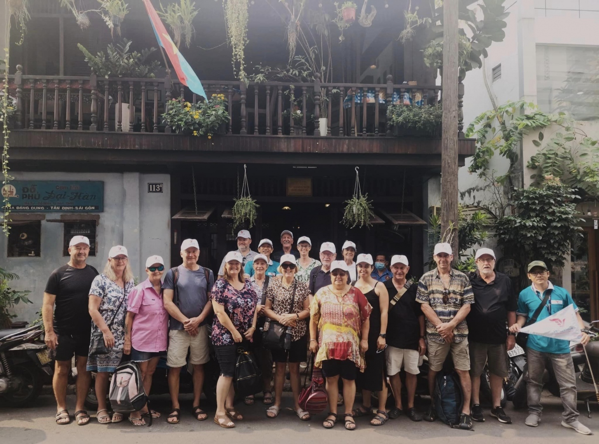 Đoàn khách quốc tế tham quan di tích Biệt động Sài Gòn tại TP.HCM. Nguồn: Vietluxtour