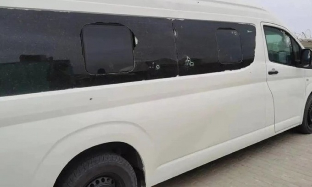 Chiếc xe hộ tống phái đoàn Trung Quốc bị bắn khi đang trên đường tới cảng Gwadar, tỉnh Balochistan, tây nam Pakistan, ngày 13/8. Ảnh: Global Times