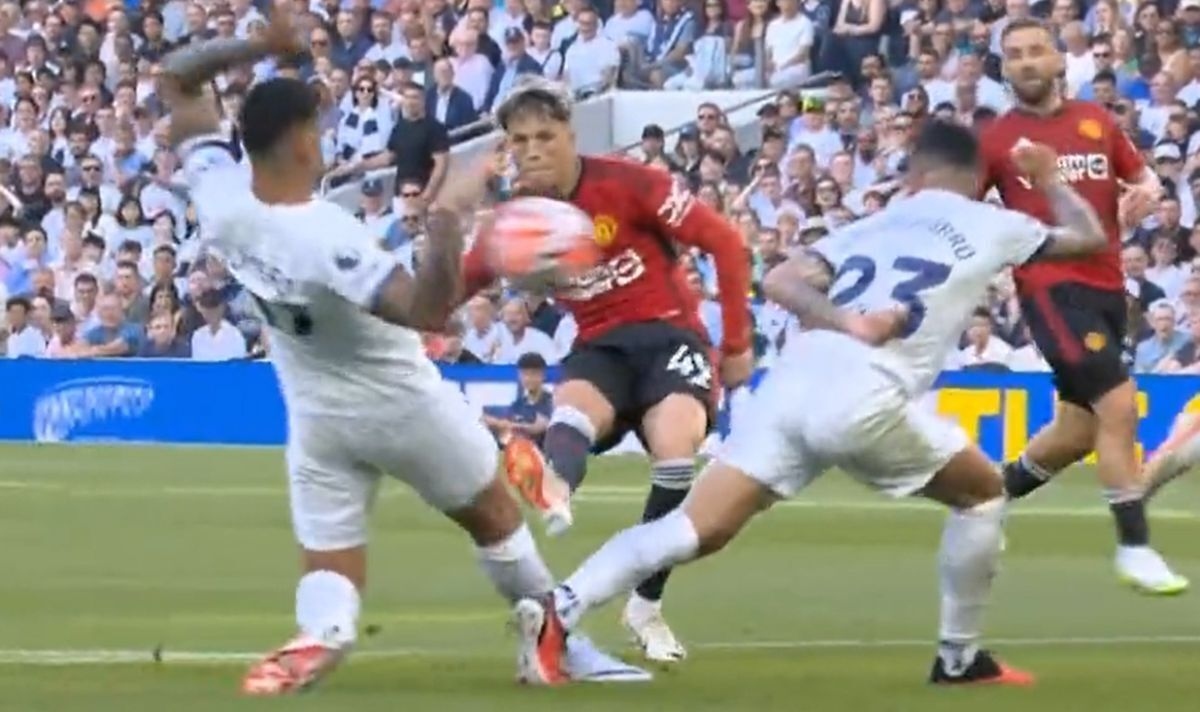 Tình huống Romero để bóng chạm tay trong vòng cấm Tottenham nhưng MU không được hưởng phạt đền (Ảnh chụp màn hình)