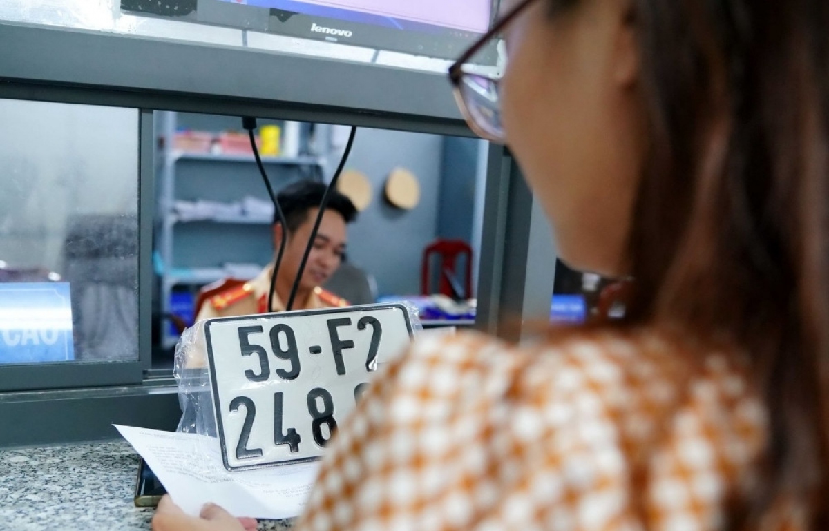 Từ "biển số theo xe" sang "biển số theo người", lợi ích gì
