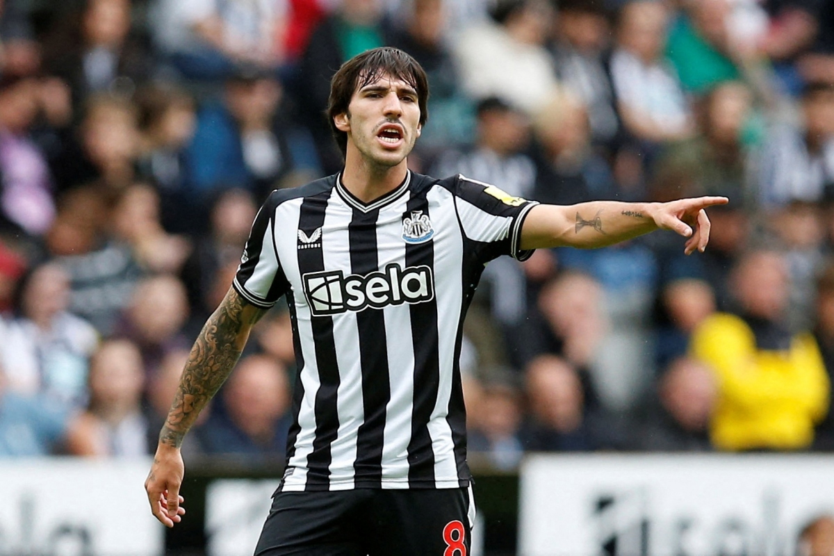 Tiền vệ: Sandro Tonali | Chuyển từ AC Milan (Serie A) tới Newcastle với mức giá 64 triệu Euro