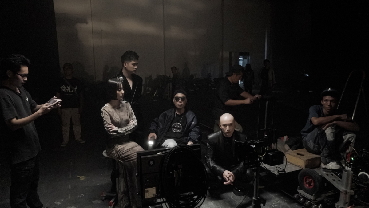 Trong MV lần này, Vinny Vũ và Hà Anh hợp tác với rapper đình đám LK.