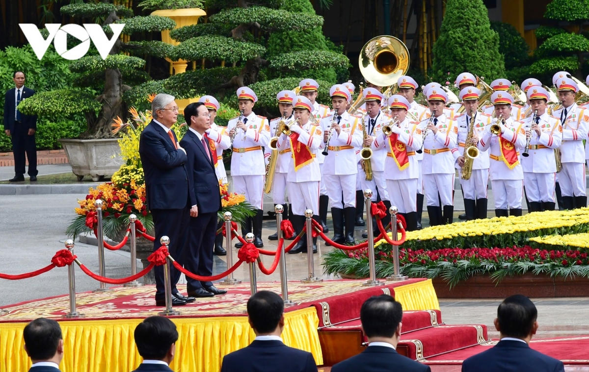 Chủ tịch nước Võ Văn Thưởng và Tổng thống Kazakhstan Kassym-Jomart Tokayev đứng trên bục danh dự, quân nhạc cử Quốc thiều hai nước. Việt Nam và Kazakhstan thiết lập quan hệ ngoại giao ngày 29/6/1992. Hai nước có quan hệ hữu nghị truyền thống tốt đẹp, phối hợp chặt chẽ, ủng hộ lẫn nhau tại Liên Hợp Quốc và các diễn đàn quốc tế khác.