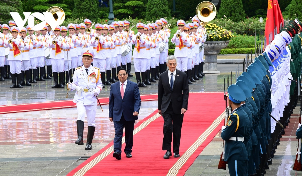 Thủ tướng Phạm Minh Chính và Thủ tướng Singapore Lý Hiển Long duyệt đội Danh dự QĐND Việt Nam.