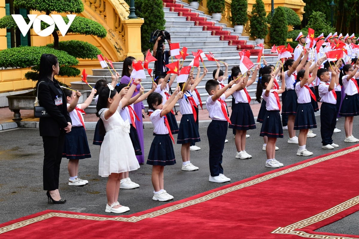 Các em thiếu nhi Hà Nội chào đón Thủ tướng Singapore Lý Hiển Long tại lễ đón chính thức. 