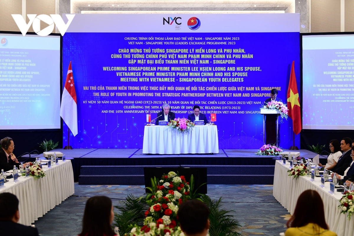 Hai Thủ tướng đã lắng nghe ý kiến từ các nhà lãnh đạo trẻ Việt Nam và Singapore. 