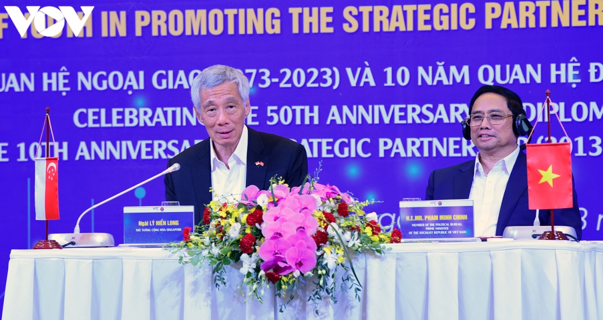 Thủ tướng Phạm Minh Chính và Thủ tướng Singapore Lý Hiển Long tại buổi đối thoại. (Ảnh: Trọng Phú)