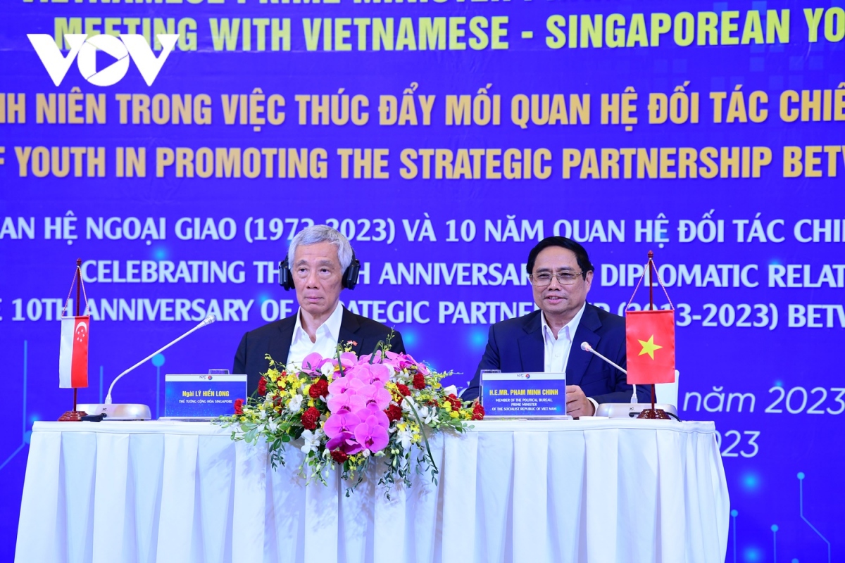 Tại cuộc đối thoại, hai Thủ tướng đã lắng nghe ý kiến của các nhà lãnh đạo trẻ Việt Nam - Singapore đồng thời có những chia sẻ kinh nghiệm quý báu đối với các bạn trẻ trong quá trình học tập và làm việc, xây dựng đất nước.