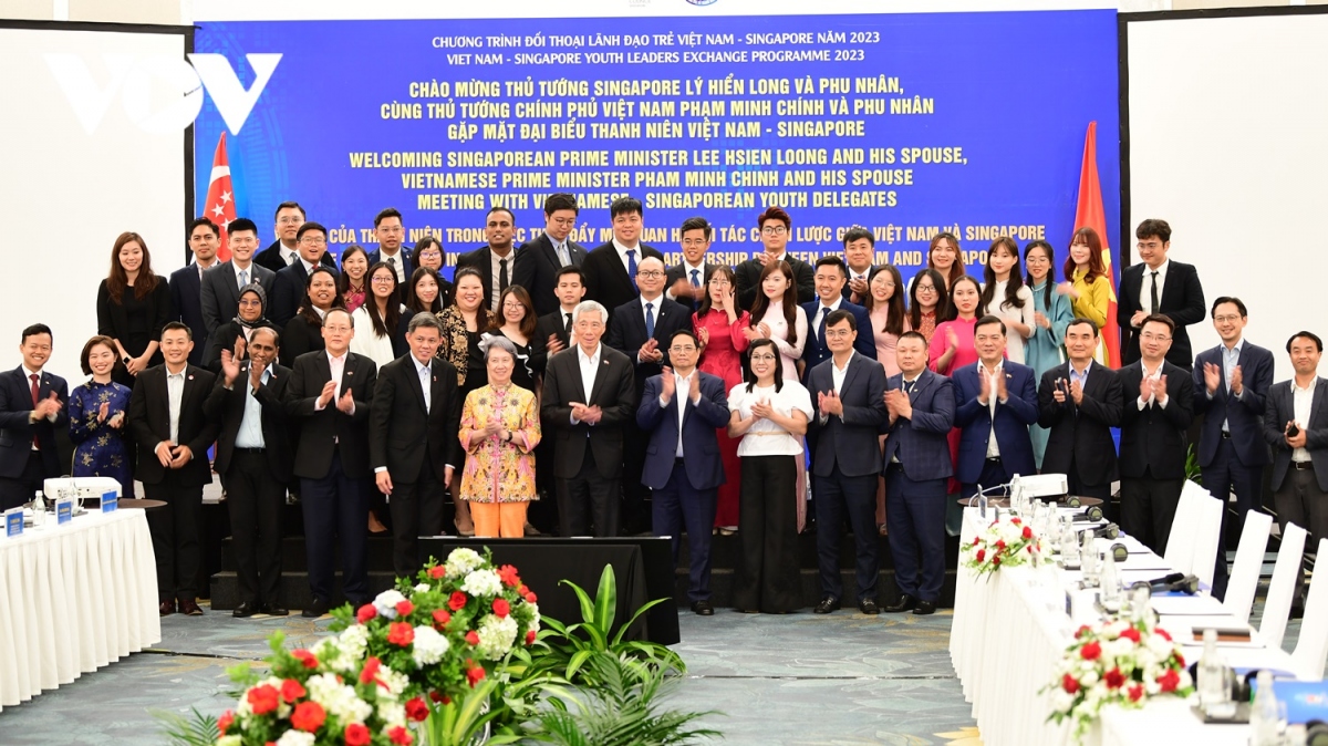 Hai Thủ tướng chụp ảnh chung cùng đại biểu
