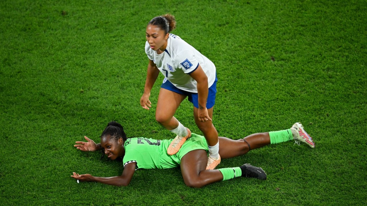 Tình huống khiến Lauren James nhận thẻ đỏ và bị cấm thi đấu 2 trận (Ảnh: Getty)