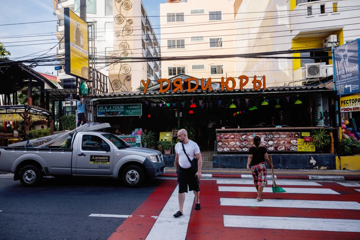 Một nhà hàng chuyên đón du khách Nga tại Phuket, Thái Lan. Nguồn: Andre Malerba/Bloomberg
