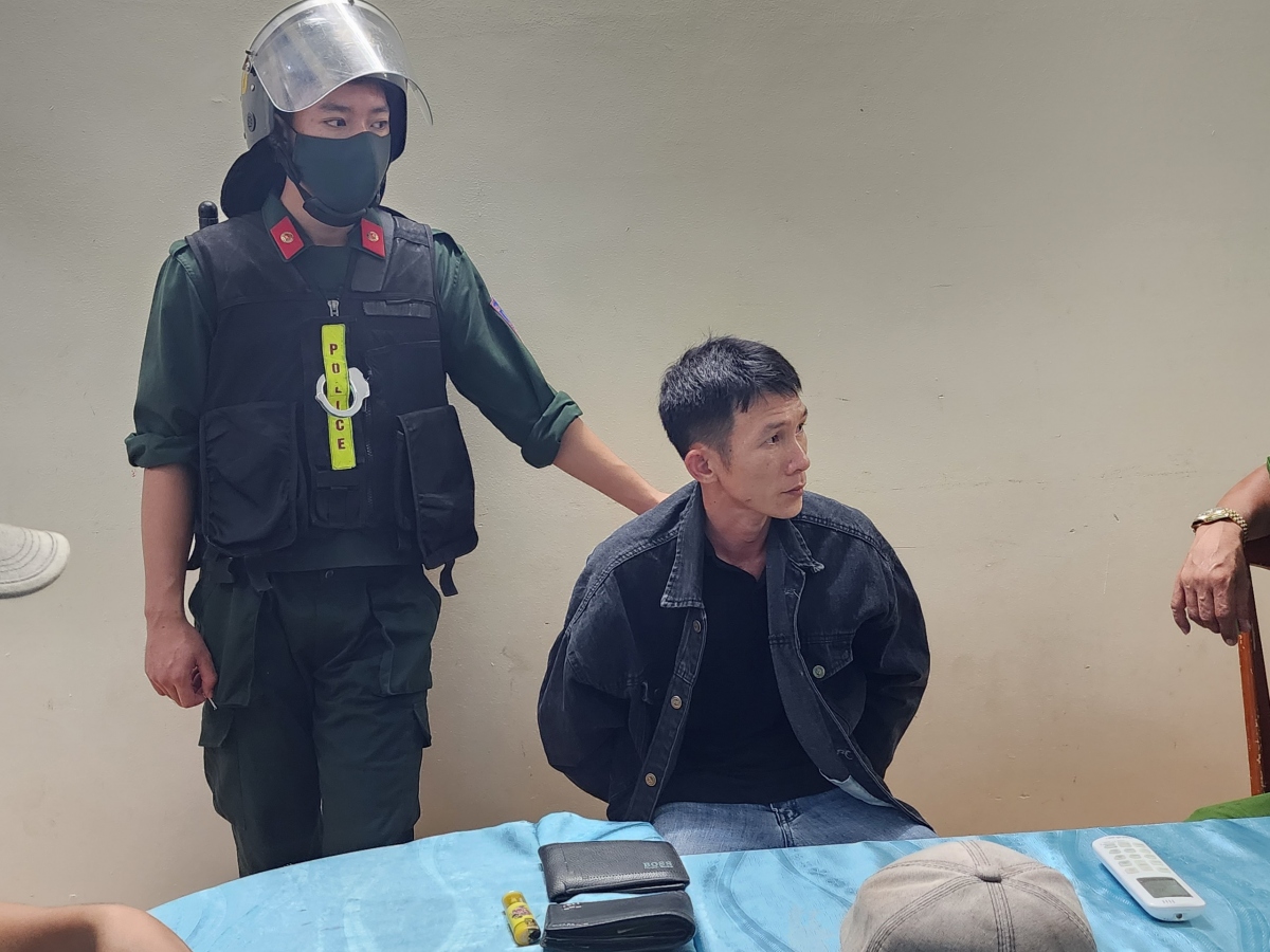 2 đối tượng đua xe bị đưa về cơ quan công an