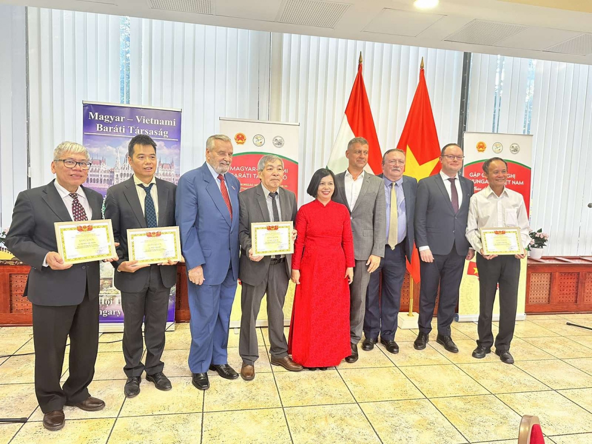 Đại sứ trao giấy khen và quà cho các dịch giả Việt Nam