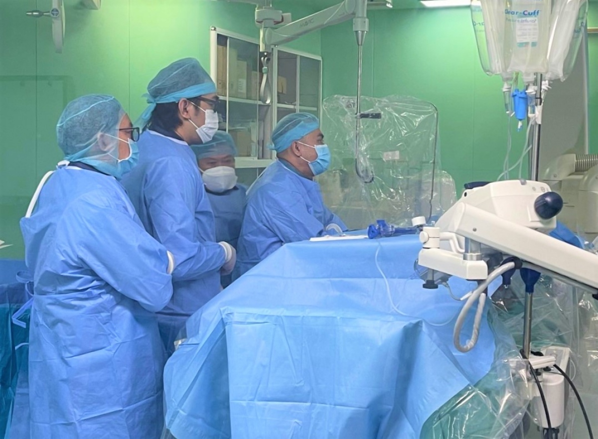 Ekip đang thực hiện chụp mạch máu số hóa xóa nền để chẩn đoán nguyên nhân ngừng tuần hoàn