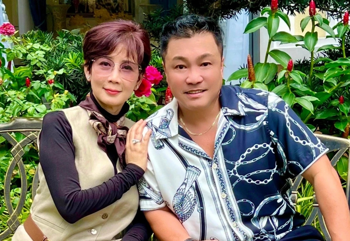 Lý Hùng - Diễm Hương trong một lần hội ngộ nhân dịp Diễm Hương về nước. Họ từng là cặp đôi đẹp của dòng phim "mỳ ăn liền" những năm 1990 (Ảnh: Facebook nhân vật).
