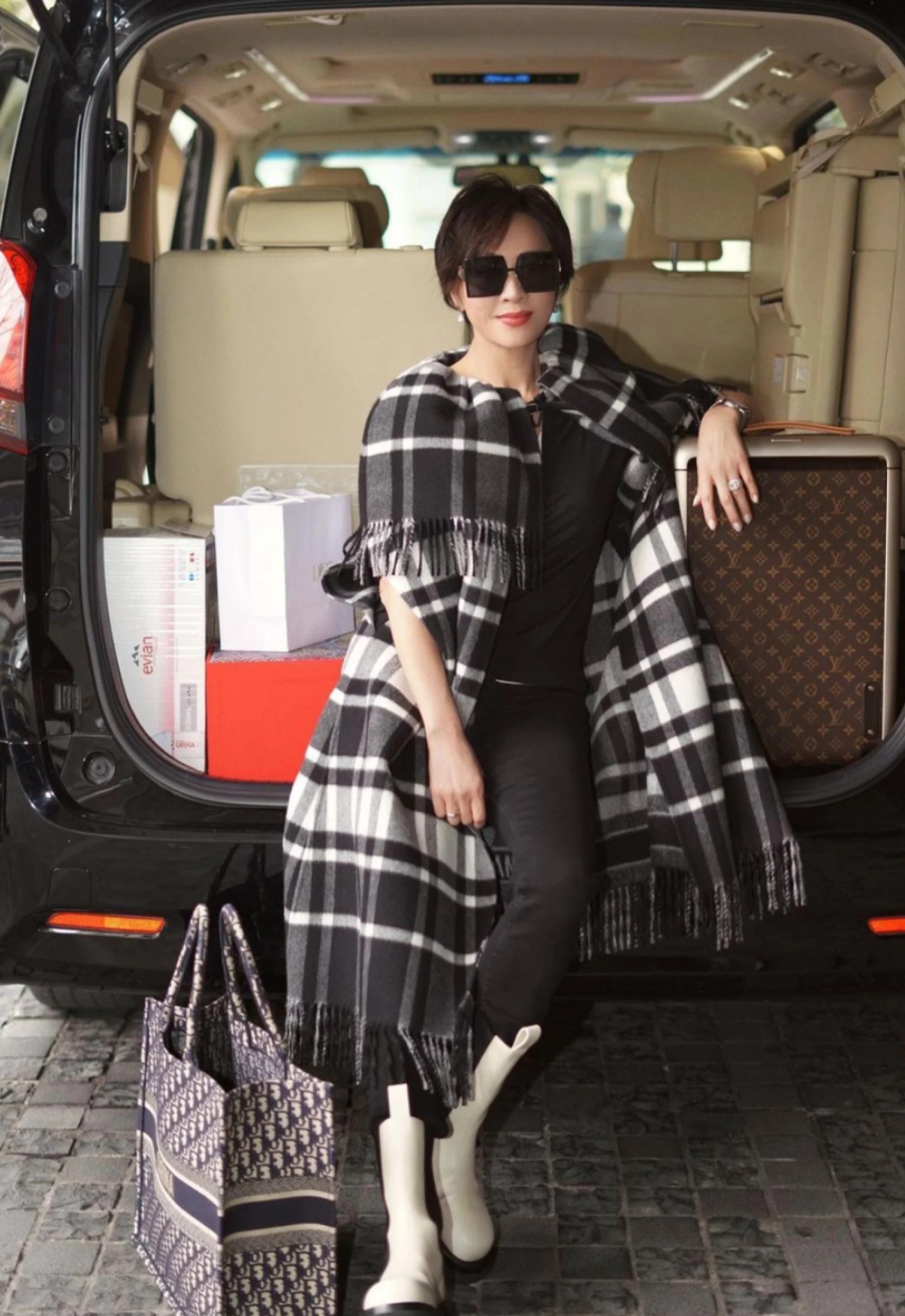 Lưu Gia Linh với túi xách Dior. Ảnh: @carinalau/Instagram