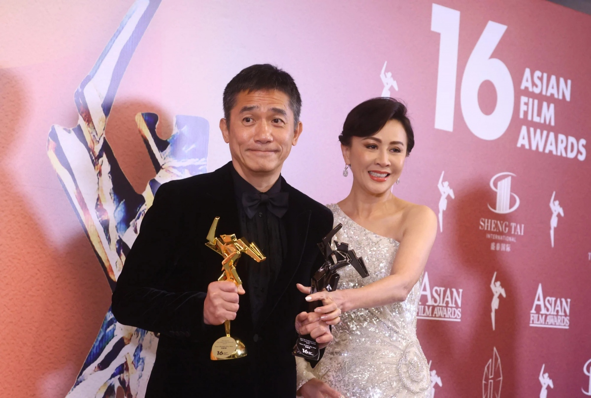 Lương Triều Vỹ, đoạt Giải Đóng góp Điện ảnh Châu Á, cũng như nam diễn viên chính xuất sắc nhất cho Where The Wind Blows, tại Giải thưởng Điện ảnh Châu Á lần thứ 16, cùng với vợ Lưu Gia Linh. Ảnh: Dickson Lee